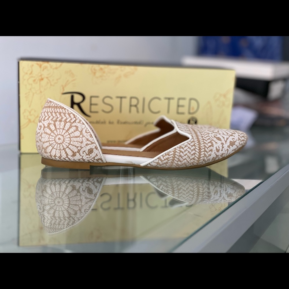 EUC RESTRICTED TRIBAL PRINT OPEN SHANK FLATS